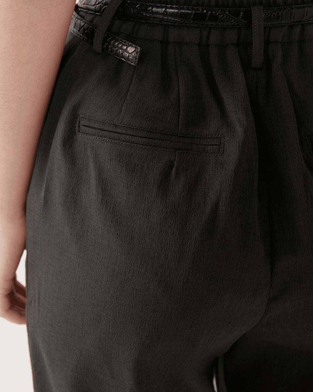 Wrinkle crepe wide banding pants - Dark warm gray — vue 10