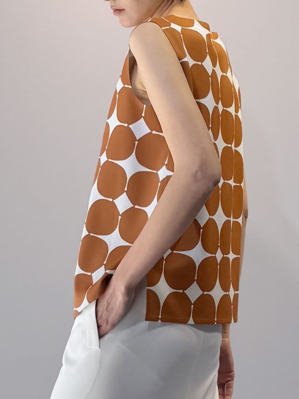 Moon Jar Modern Dot Sleeveless Top (Brown) — vue 3