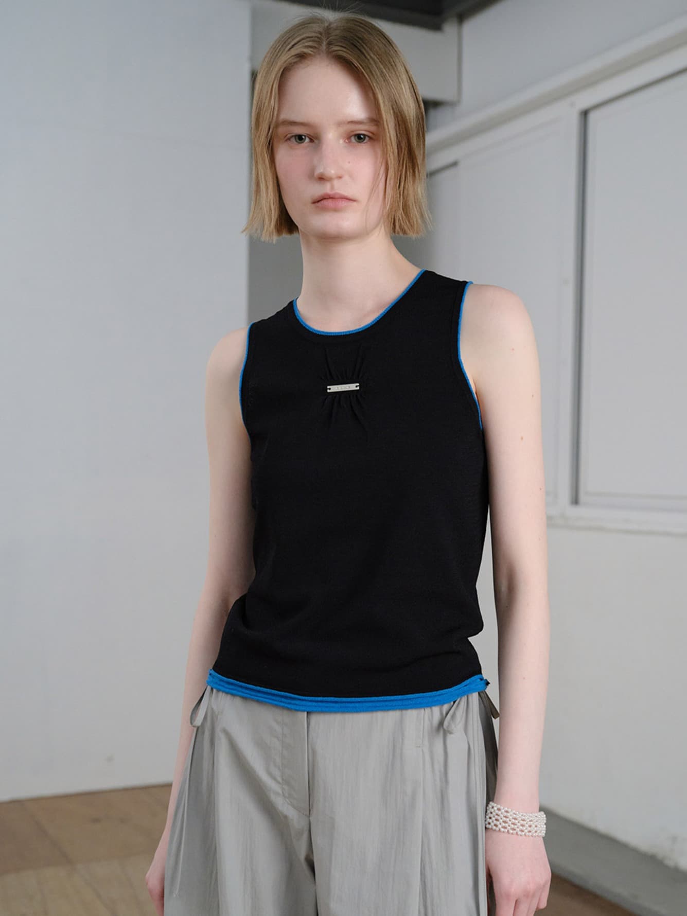 Layered Sleeveless Knit — vue 3