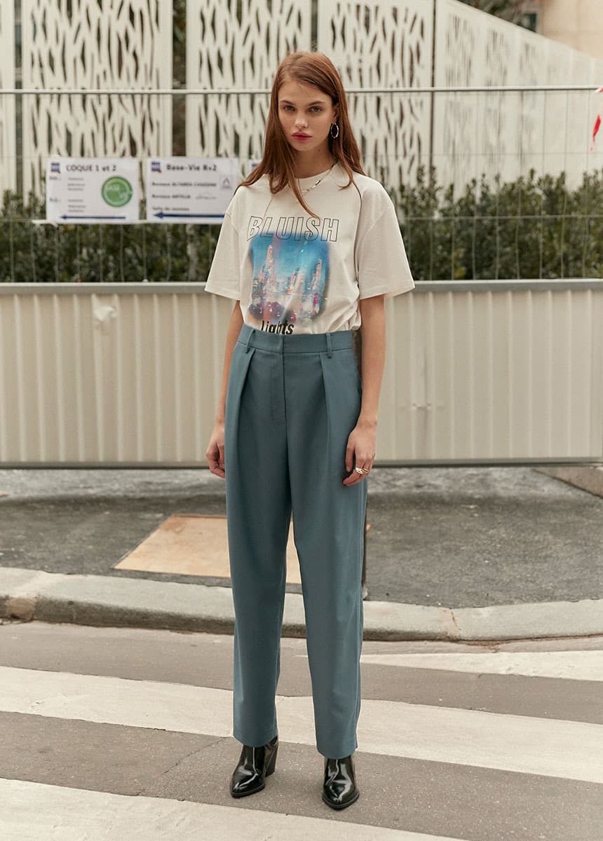 Side Tuck Tapered Slacks in Blue — vue 7