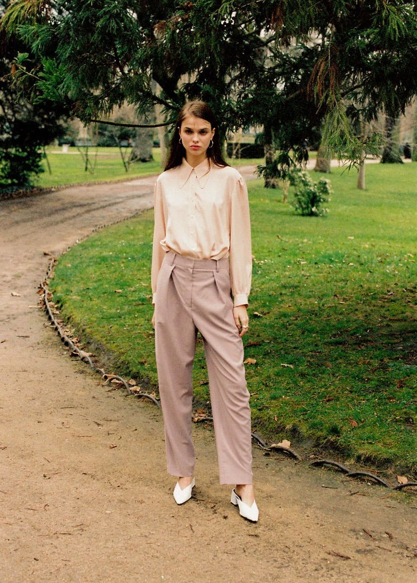 Big Collar Shirt in Beige — vue 3
