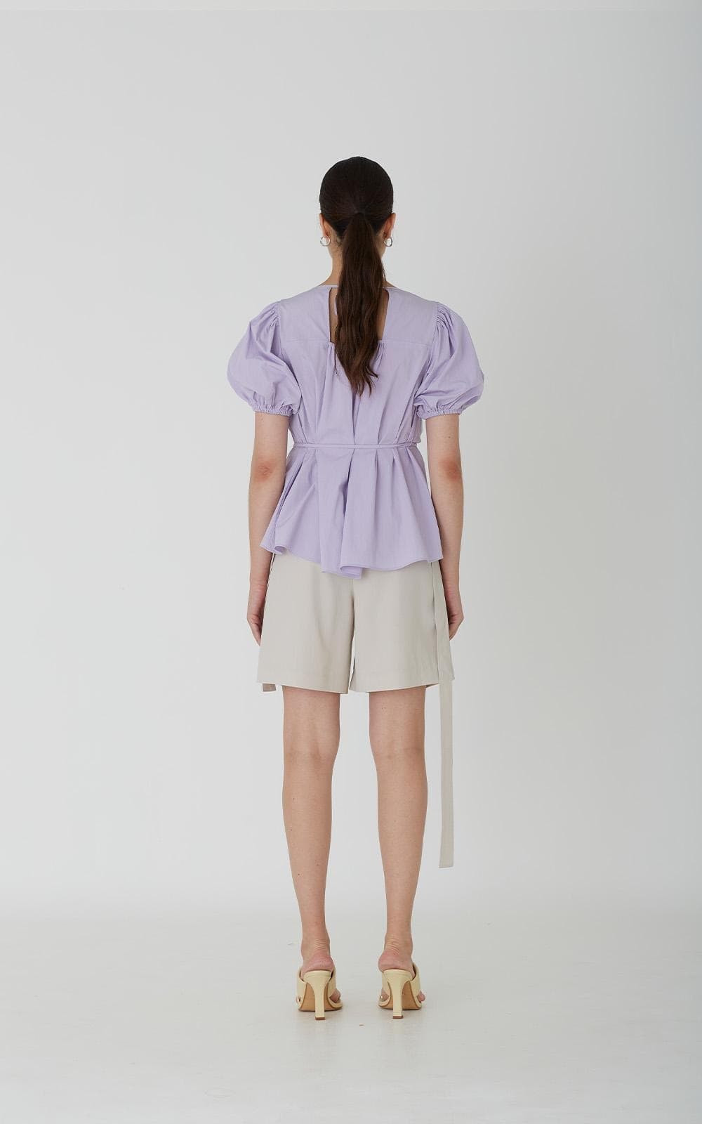 Riona Shorts (Beige) — vue 3