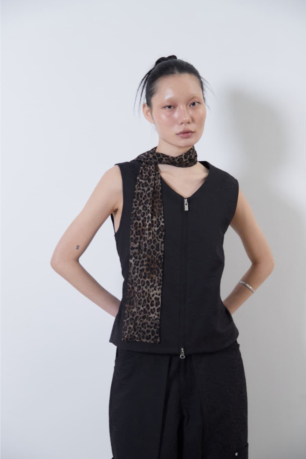 Flower Jacquard Belted Vest (Black, Women) — vue 8