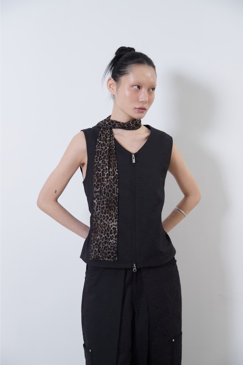 Flower Jacquard Belted Vest (Black, Women) — vue 9