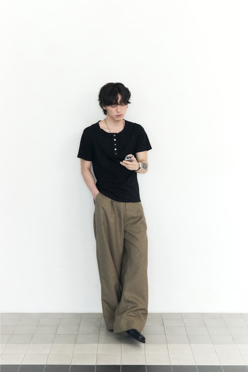 5 Button Henry Neck (Black) — vue 12