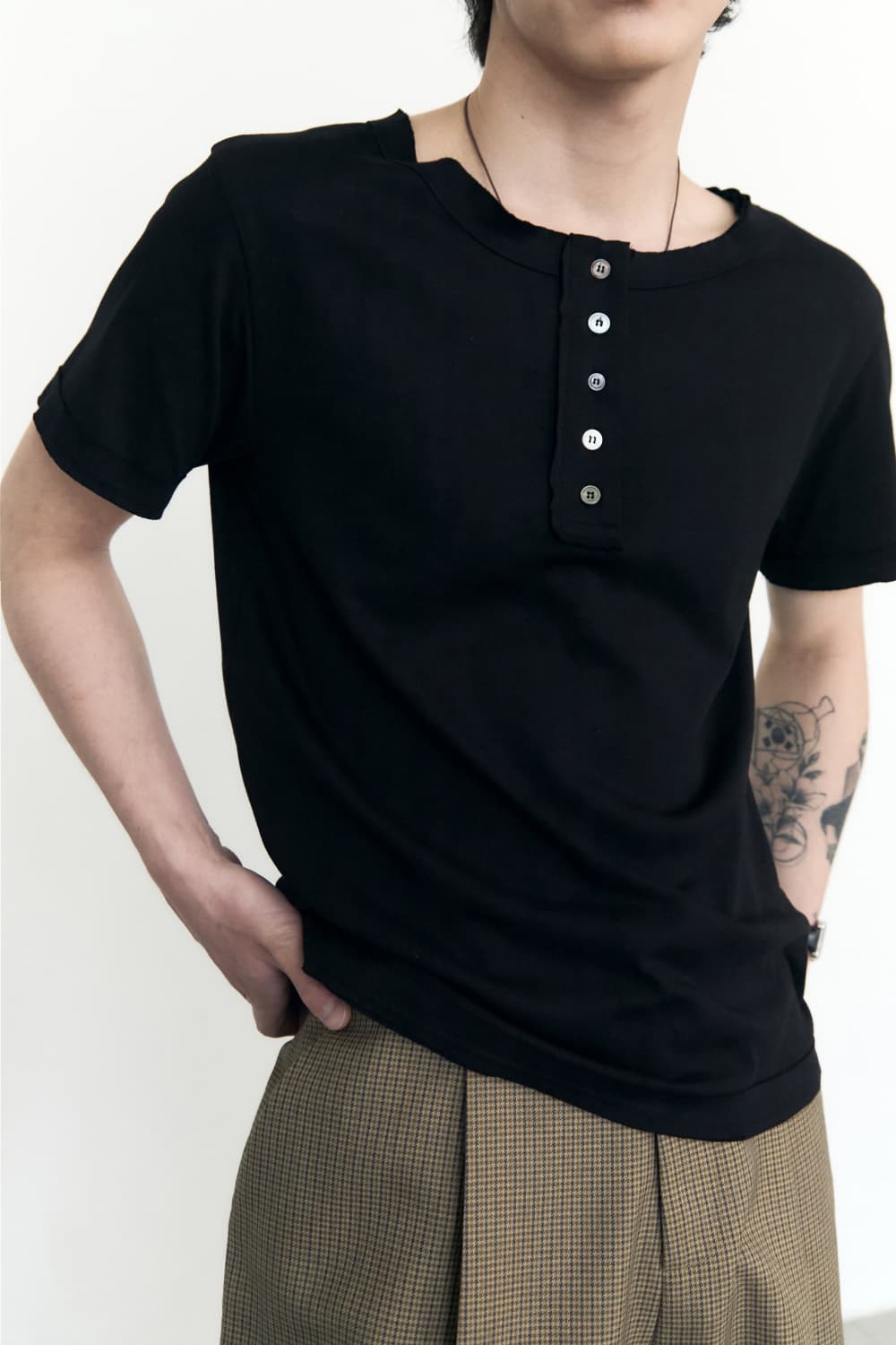 5 Button Henry Neck (Black) — vue 8