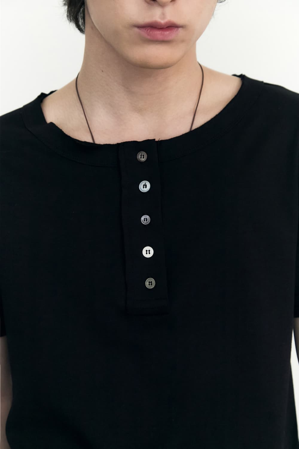 5 Button Henry Neck (Black) — vue 9