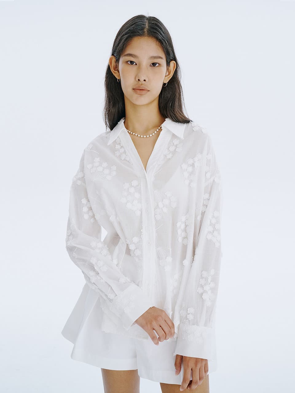 Applique Embroidery V-neck Shirts — White — vue 1