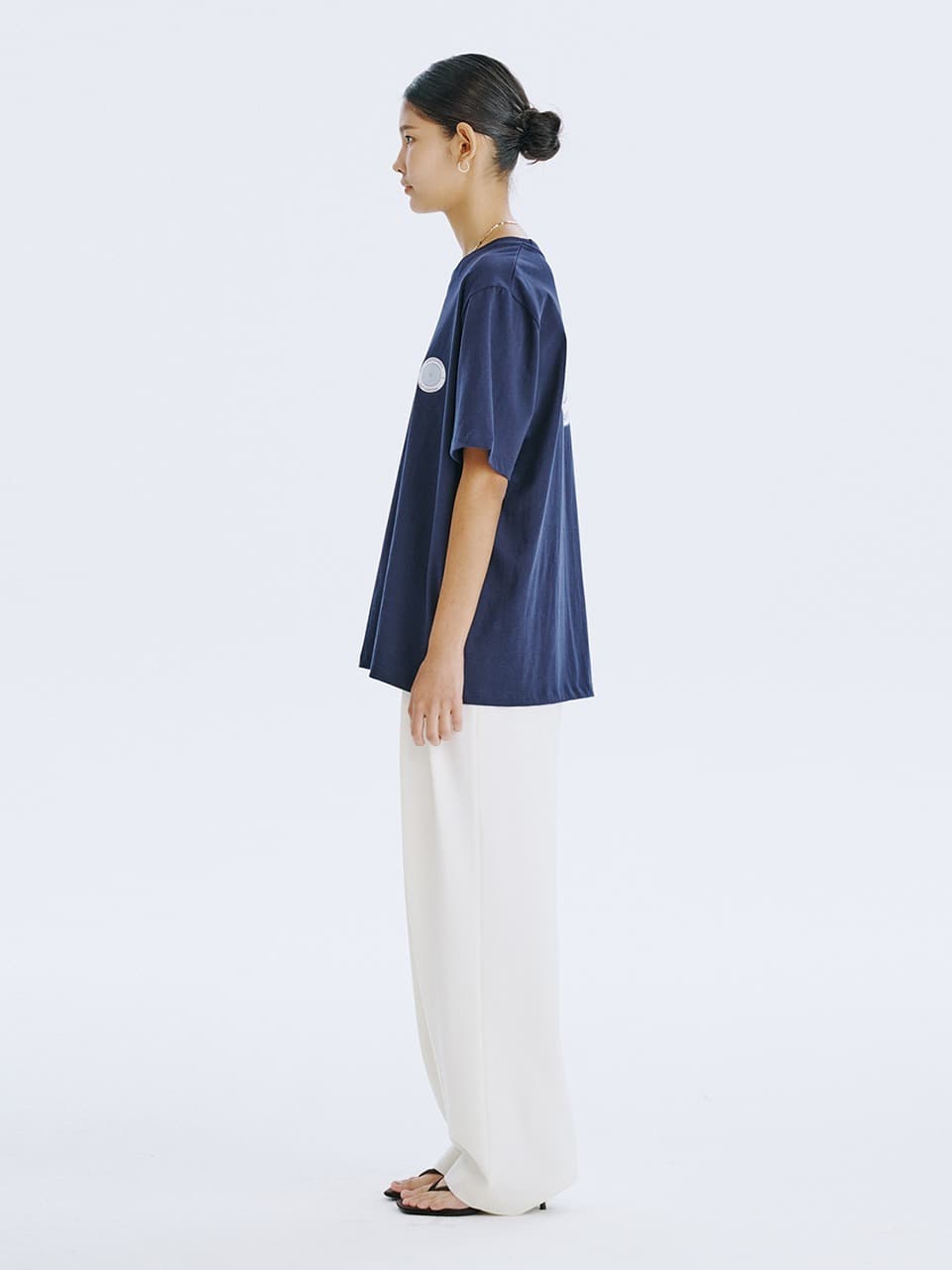 Round Graphic T — Navy — vue 7