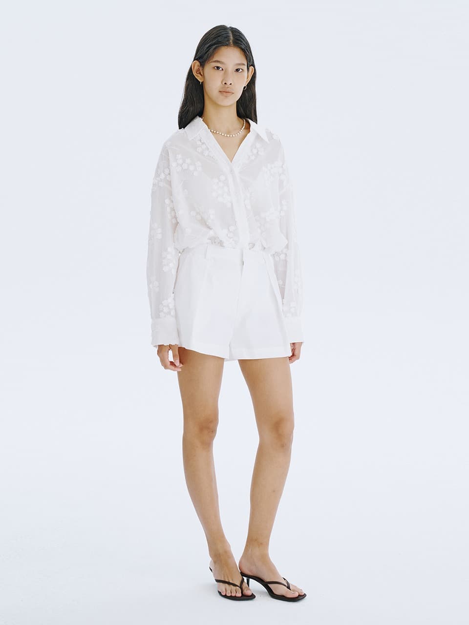 25 Tuck Shorts — White — vue 2