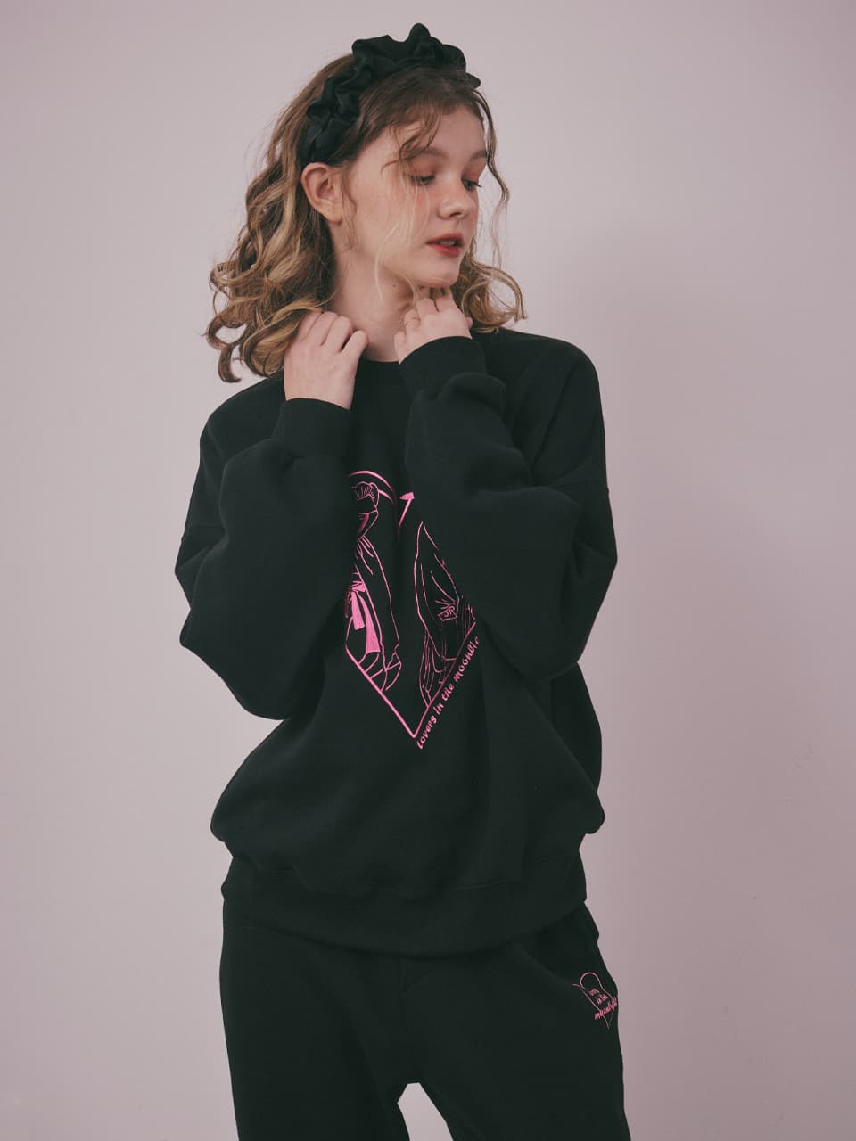 Lovers in the Moonlight Sweatshirt (Black) — vue 12