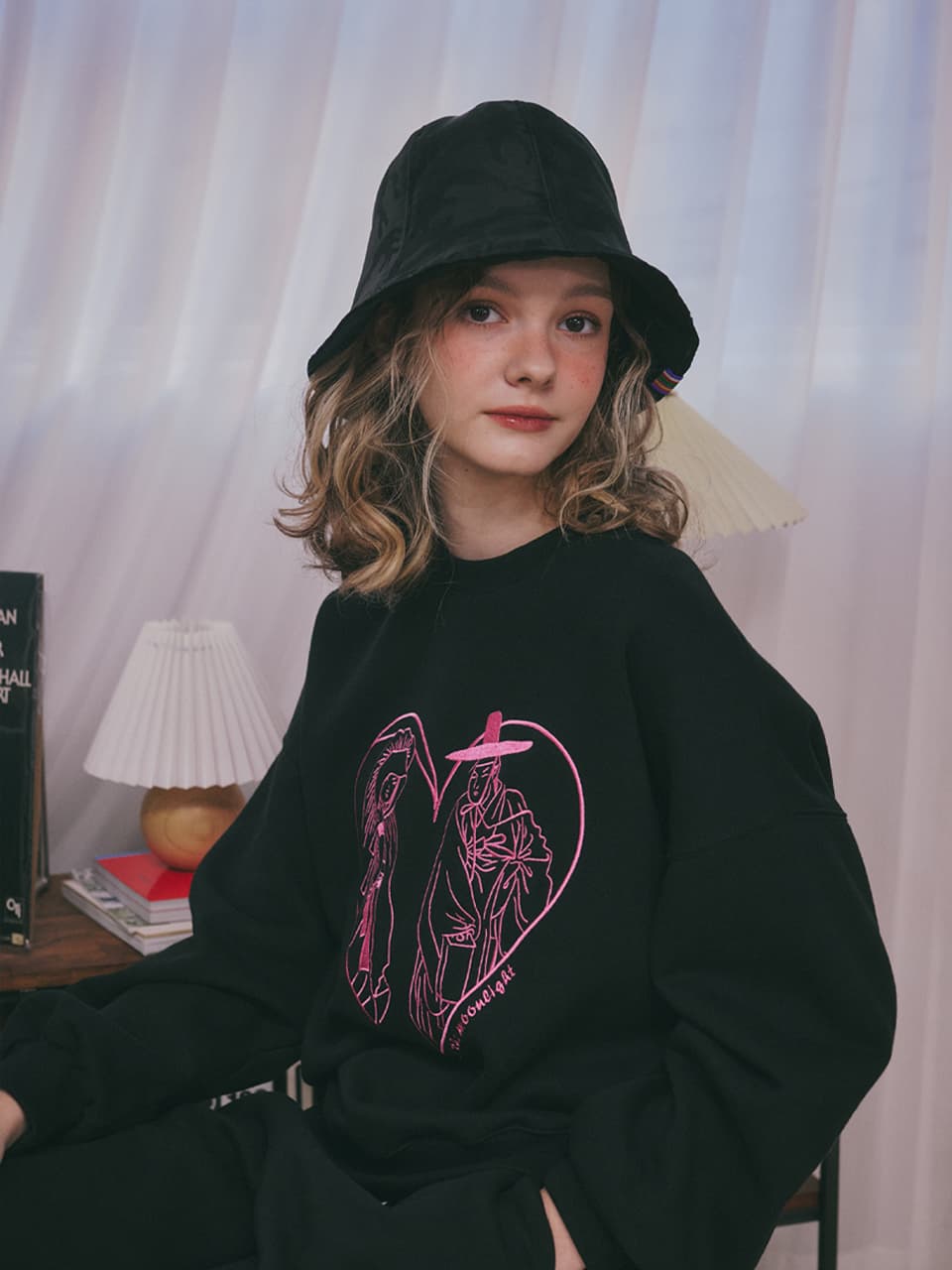 Lovers in the Moonlight Sweatshirt (Black) — vue 16