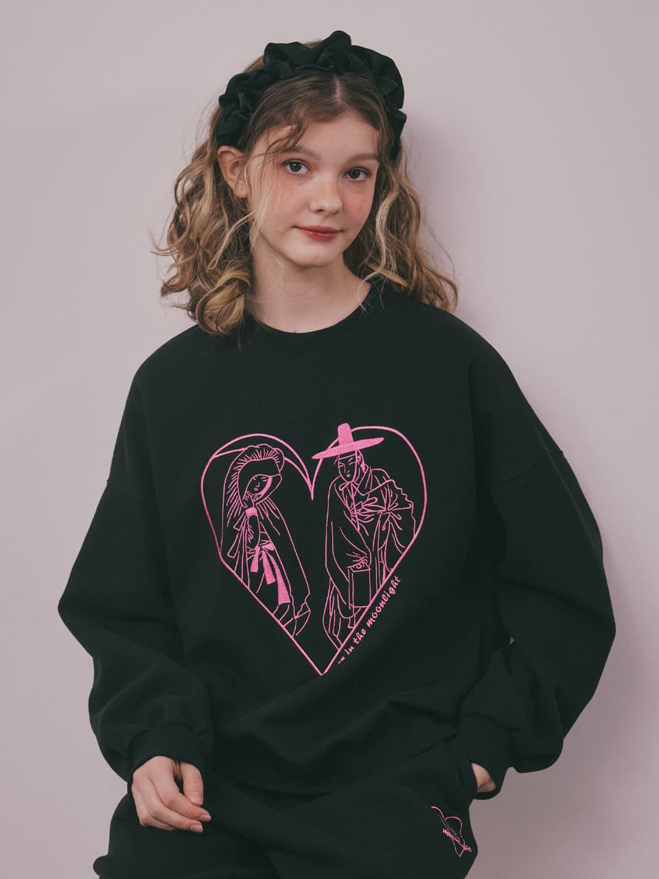Lovers in the Moonlight Sweatshirt (Black) — vue 18
