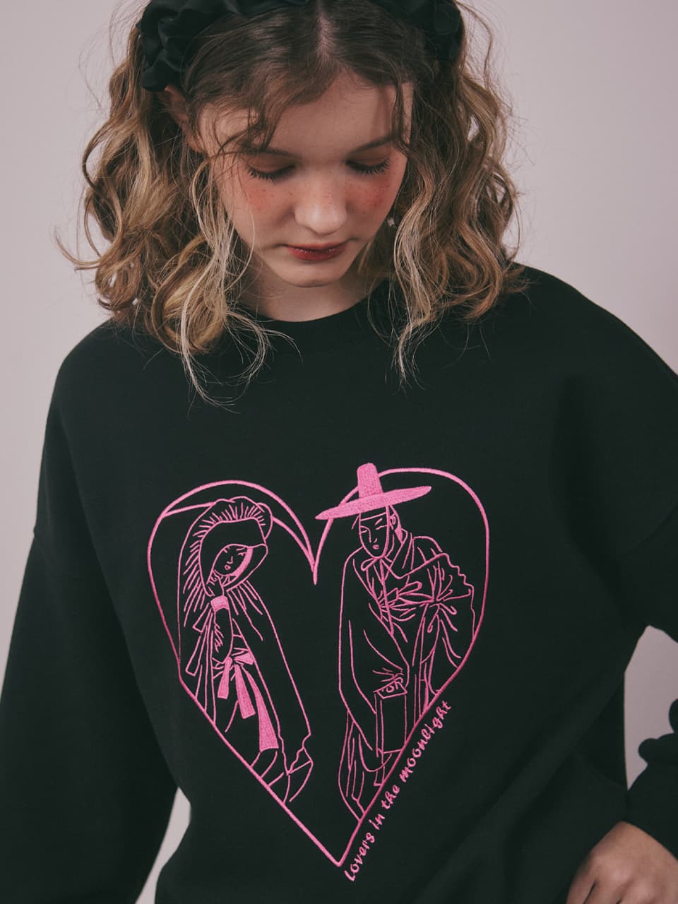 Lovers in the Moonlight Sweatshirt (Black) — vue 6